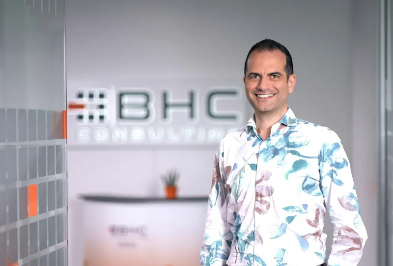 Julian Weyer vor dem BHC-Schild